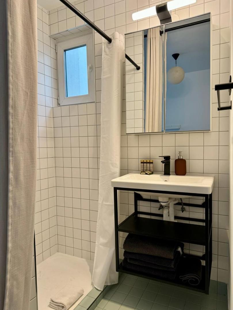 Tiny House In * Paris
